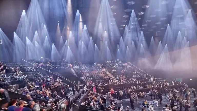 Virtual Concerts vs Live Shows: The Ultimate Showdown